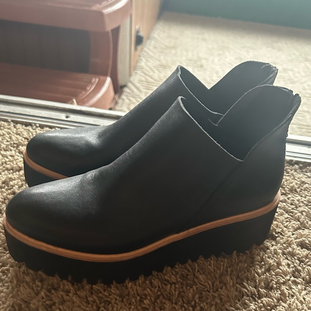All Black Flatform Tread Bootie. Size 38. Black.